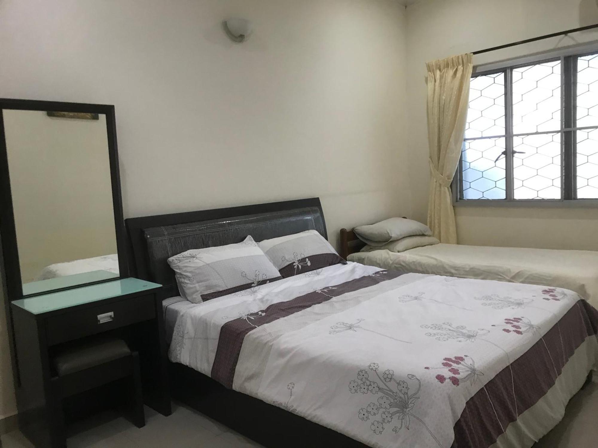 Carols Guesthouse Near Jonker And Satay Celup Malacca Exterior foto